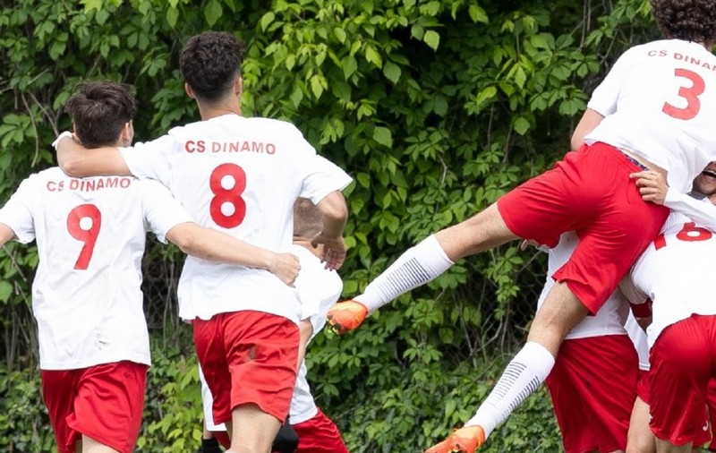 Un fotbalist de 14 ani de la CS Dinamo și-a înjunghiat un coleg mai mare cu doi ani cu foarfeca în spate