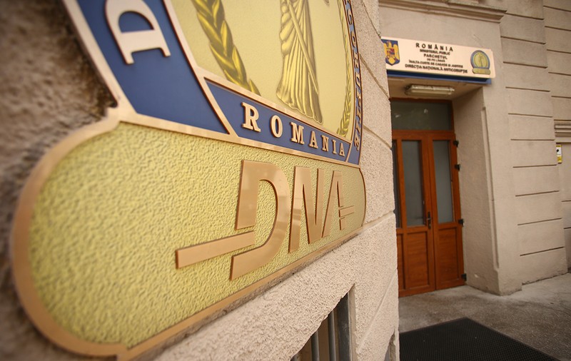 Director din Ministerul Educaţiei, arestat pentru corupție. E acuzat că a luat șpagă peste 340.000 euro