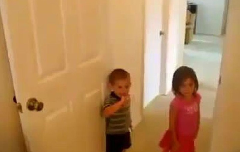 Când MAMA îşi lasă COPIII doar CU TATĂL! Uite ce au ajuns să facă ĂŞTIA MICI! TE CRUCEŞTI! VIDEO DEMENŢIAL