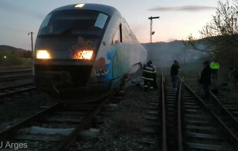 A luat foc un tren, lângă stația CFR din Câmpulung Muscel. Cei șase călători s-au autoevacuat