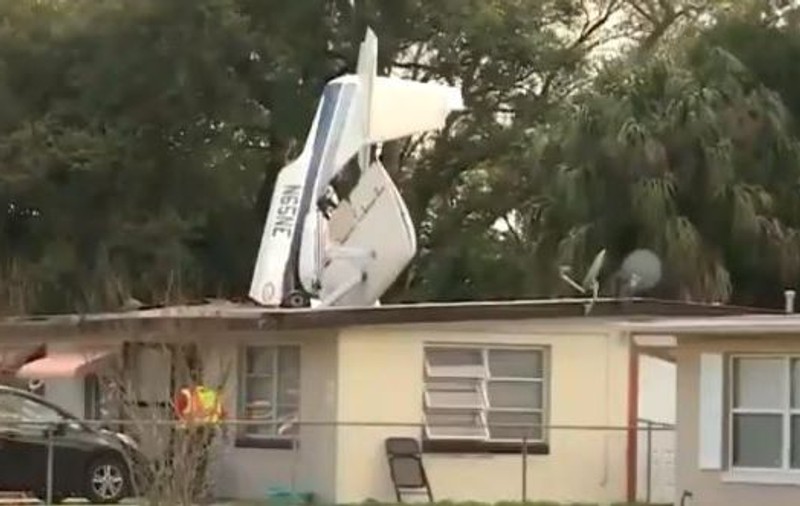 VIDEO | Un avion de mici dimensiuni s-a prăbușit peste o casă în Florida. Un om a murit
