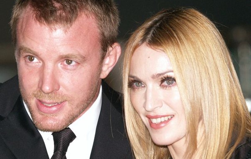 Amintirile o chinuiesc? Madonna vinde casa în care a locuit cu Guy Ritchie. Vezi cât cere pe ea!