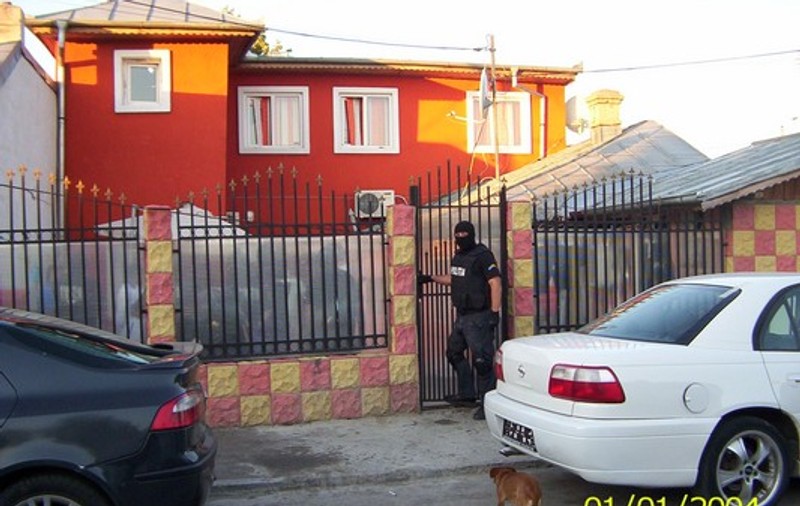 Foto | Mascații care au intrat ieri în casele membrilor clanului "Turcii" au găsit zeci de arme pregătite ca pentru război