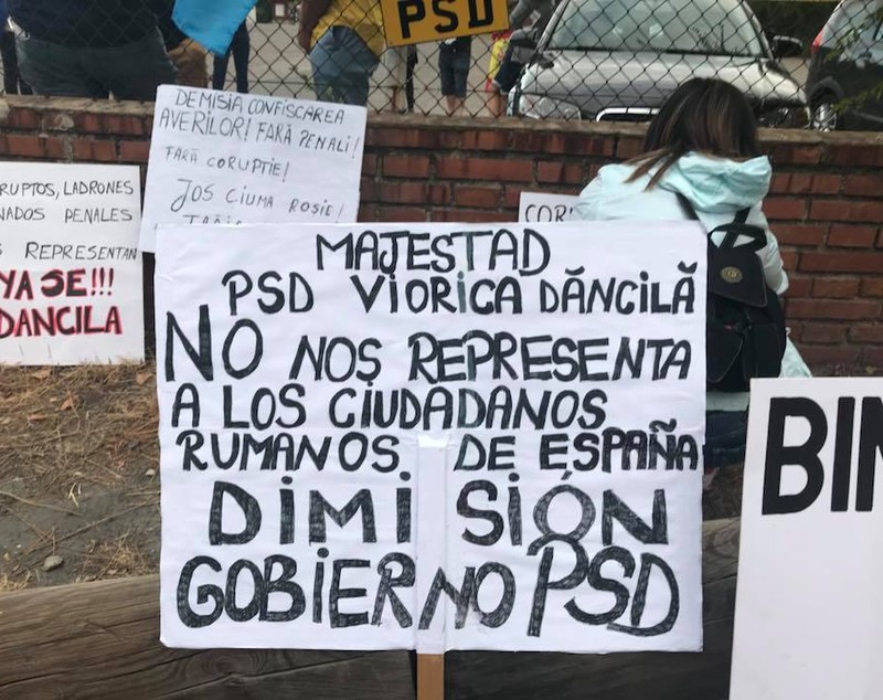 Românii din Spania o primesc pe Viorica Dăncilă cu pancarte și mesaje împotriva penalilor. „Corupţii, hoţii şi condamnaţii penal nu ne reprezintă”