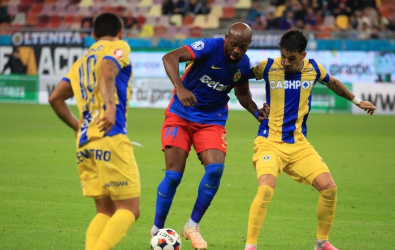 Fotbaliști în timpul unui meci, pe teren
