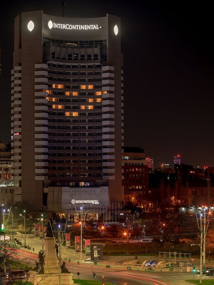 Hotelul Intercontinental, mesaj pentru medicii care luptă împotriva coronavirusului. Foto: Dan Mihai Bălănescu