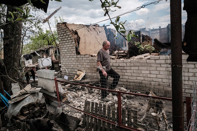 Un bărbat se plimbă la casa sa distrusă, lovită de bombardamente dimineața, în timp ce toți membrii familiei erau în siguranță în subsolul garajului din Lîman. Foto: Profimedia