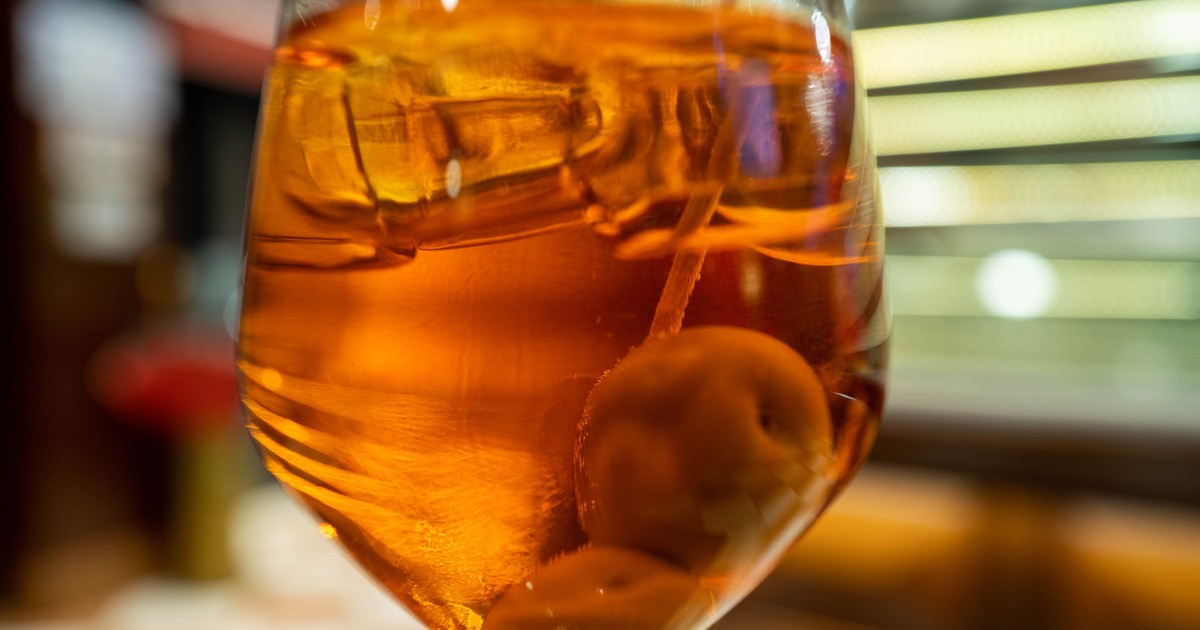 pahar cu cocktail aperol spritz, cu geață, într-un pahar cu picior