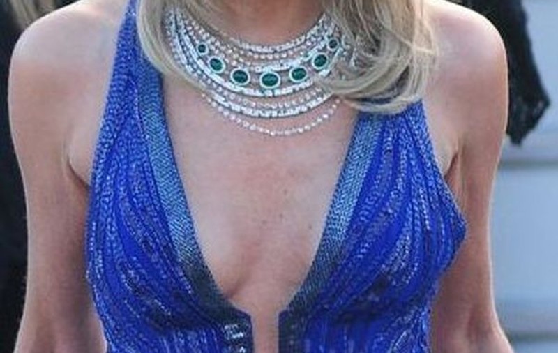 Vedeta asta a rupt gura târgului la Cannes cu decolteul ei! | FOTO