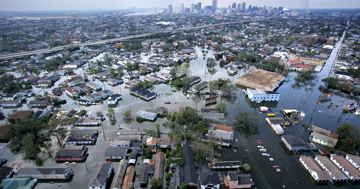 Apele revărsate în urma uraganului Katrina acoperă străzile pe 30 august 2005 în New Orleans, Louisiana. Se estimează că 80% din New Orleans se află sub apă, pe măsură ce digurile încep să se rupă și să se fisureze în jurul lacului