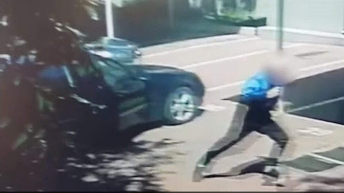 Un bărbat a fost urmărit în complexul rezidențial în care locuia și a fost împușcat mortal. Victima a scăpat dintr-o situație similară în 2017