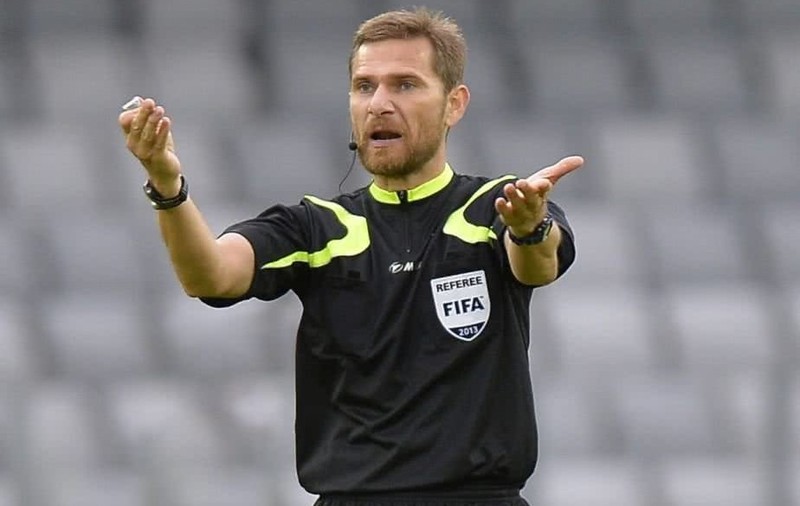 Alexandru Tudor a pus fluierul în cui după 21 de sezoane! Arbitrul-evlavios care conduce și azi un „bolid” de 200 de ori mai ieftin decât limuzina lui Rednic și vechi de 20 de ani!