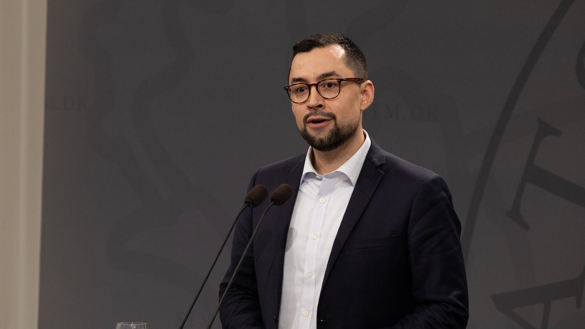 Mute Egede surprins în timpul unei conferințe de presă