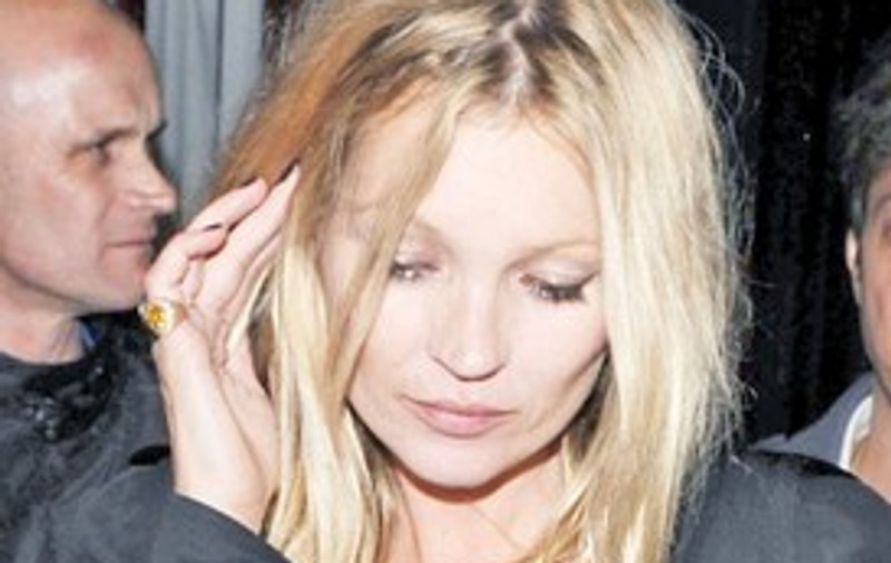Kate Moss şi-a uitat sutienul acasă! | FOTO