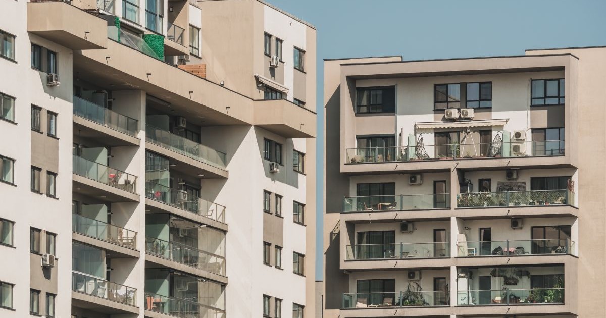 Plan apropiat cu blocuri de apartamente din București, cu pereți de culoare crem