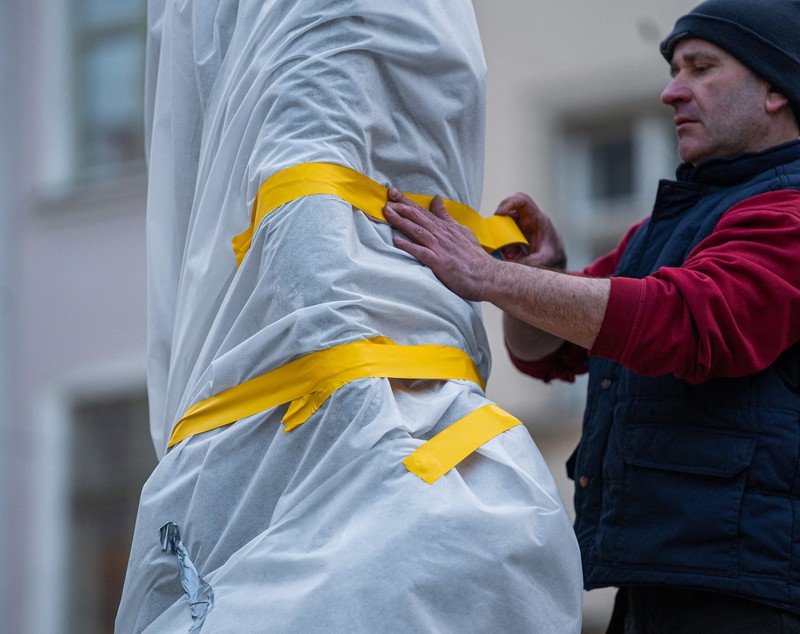 „Veste antiglonț” pentru statui. Ucrainenii învelesc monumentele în burete și folii de plastic ca să le apere de gloanțe