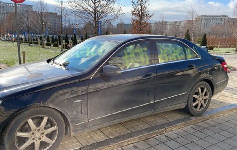 Mai multe mașini au fost vandalizate în curtea Parlamentului. Mesajele scrise de protestatari cu spray