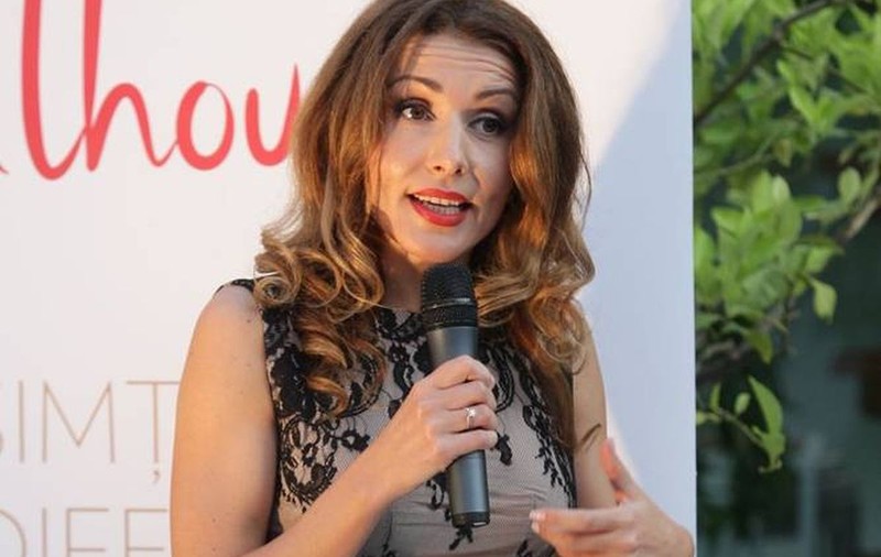 EMOŢIONANT! CARMEN BRUMĂ şi una dintre cele mai ÎNDUIOŞĂTOARE IMAGINI cu BEBELUŞUL EI!