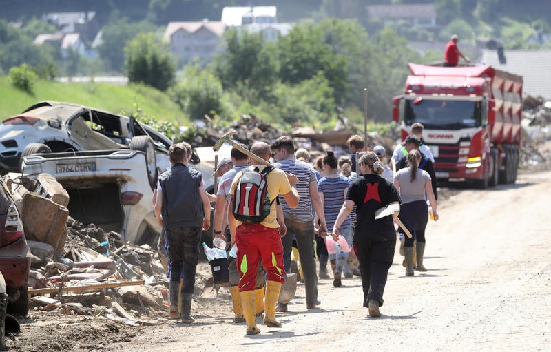 Zeci de voluntari s-au oferit să ajute la reconstrucția comunităților lovite de inundații |Foto: EPA-EFE/FRIEDEMANN VOGEL