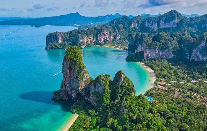 Vacanțele în Thailanda ar putea deveni mai scumpe după ce guvernul pregătește o nouă taxă pentru turiștii care pleacă din țară cu avionul. Sursă foto: Envato