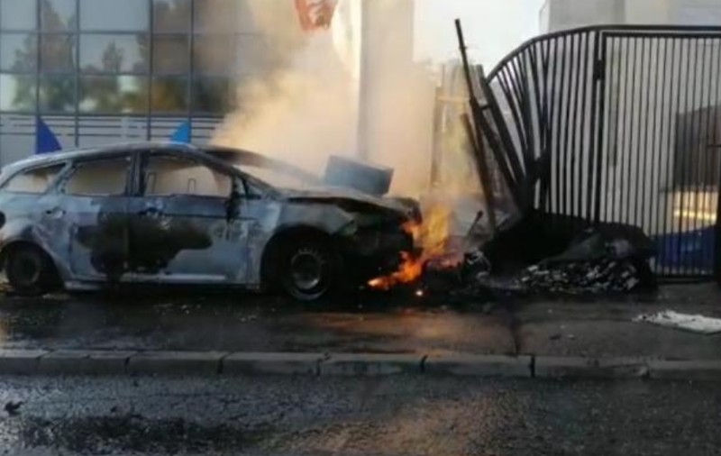 O mașină a luat foc, după ce s-a izbit de o țeavă de gaz, la Cluj | VIDEO