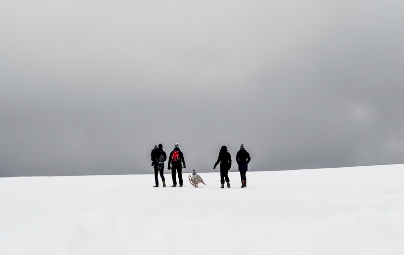 Trei schiori au murit într-o avalanșă în Austria. Doi francezi uciși în timp ce provocau preventiv avalanțe. Vremea rea continuă în Alpi
