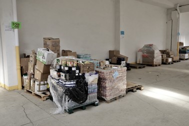 Când paleții se eliberează „înseamnă că transporturile merg bine, e loc pentru alte ajutoare” | Foto: Dumitru Angelescu