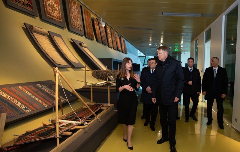 Preşedintele Klaus Iohannis a vizitat Muzeul Covorului de la Baku. Arta azeră a țesutului, inclusă în patrimoniul UNESCO