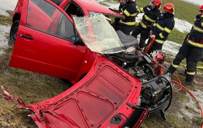 Patru oameni au fost răniți și unul a murit într-un accident rutier pe DN 65C Craiova - Horezu, în care au fost implicate două mașini și un autotren