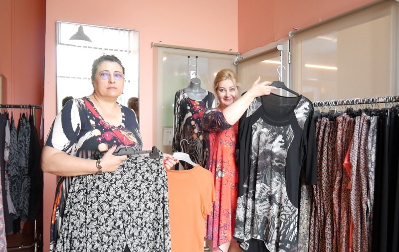VIDEO/ O afacere mică pentru mărimi mari. Două femei și-au propus să îmbrace româncele cu forme după moda de la Paris