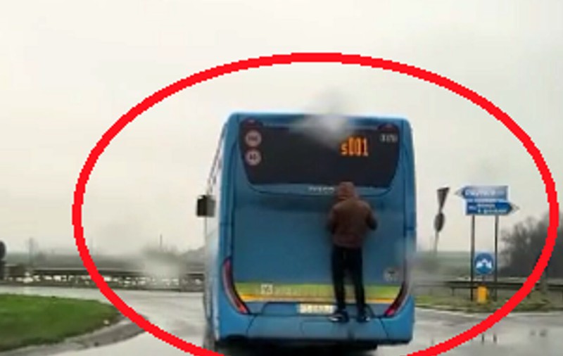 Clip nebunesc cu un tânăr care merge lipit de partea din spate a unui autobuz, în Italia: „Ori nu avea bilet, ori făcea bus surfing”