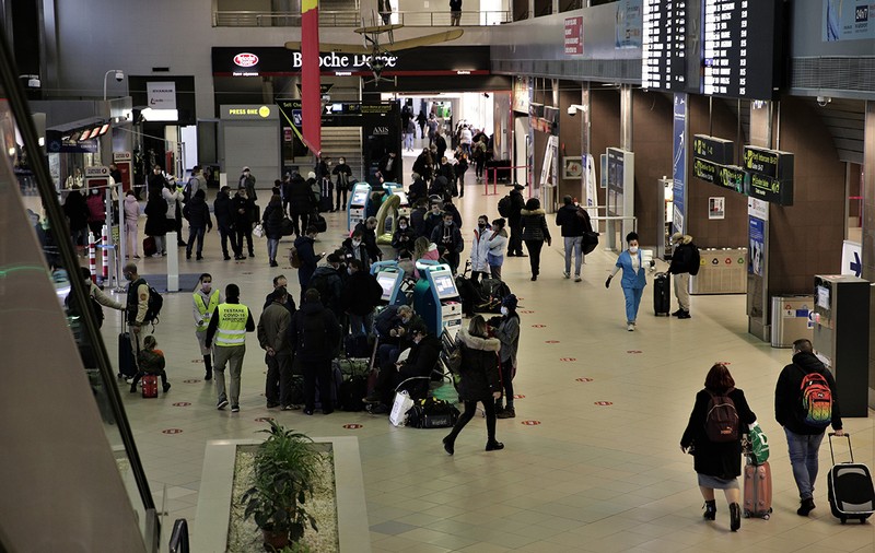 Prinsă când fura portofele pe Aeroportul Otopeni, o tânără și-a aruncat hașișul în mașina Poliției