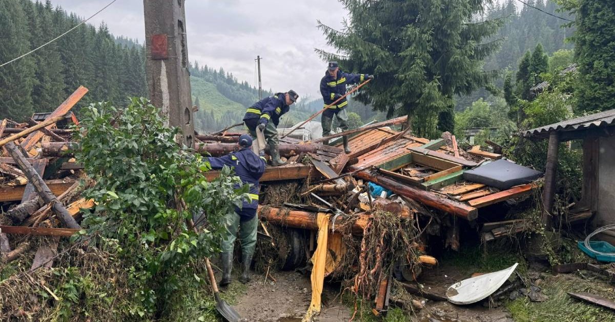 Pompierii din Suceava în timp ce încearcă să deblocheze drumul