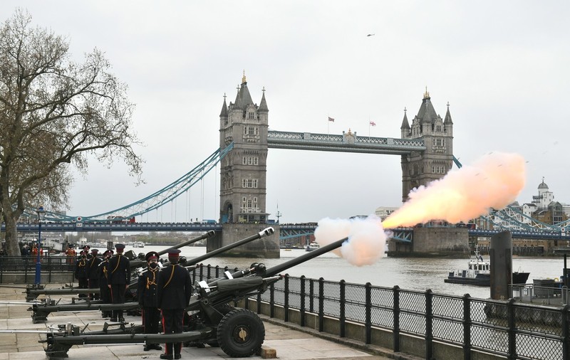 Imagini impresionante din Marea Britanie. Salve de tun, timp de 40 de minute, în onoarea Prinţului Philip