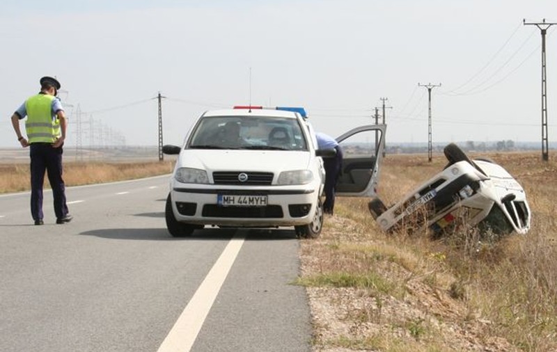 Loganul poliţiei s-a răsturnat în afara carosabilului