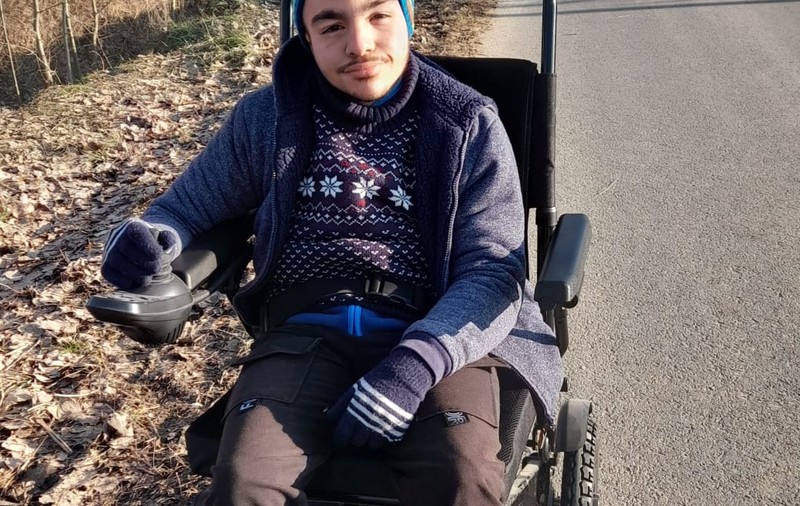 Prietenii Fundației Ringier i-au făcut lui Dragoș un cadou special. Băiatul bolnav de cancer și tetrapareză spastică a primit un căruț electric modern, în valoare de peste 1.500 de euro
