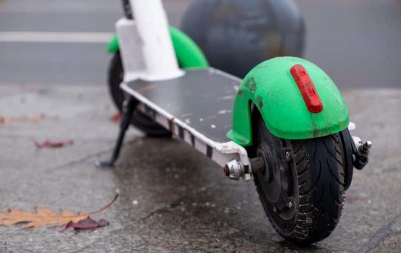 Trotinetele electrice, doar pentru cei peste 18 ani în București și doar pe drumuri cu viteza maximă de 50 km/h. Primăria pune în dezbatere un regulament nou