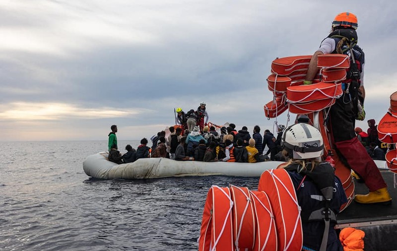 92 de migranți înghesuiți într-o barcă pneumatică în derivă, salvați în ultimul moment, din Marea Mediterană