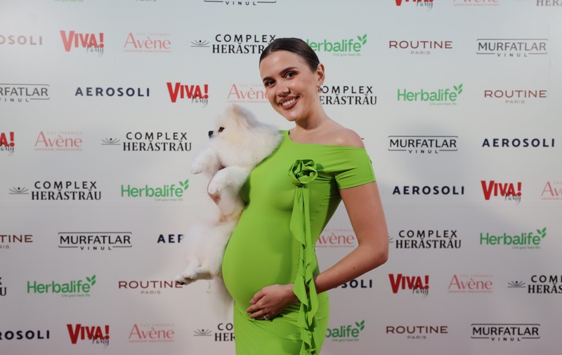 Imagini cu bradul de Crăciun împodobit de Emily Burghelea. Cum arată casa vedetei. „Câți spiriduși vedeți în poză?”