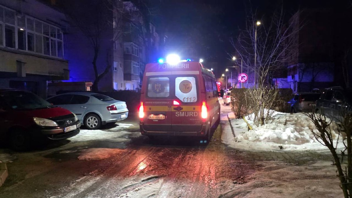 Ambulanța pe un drum plin de zăpadă între blocurile din Alba Iulia