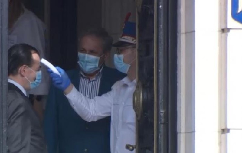 Ludovic Orban, verificat cu termometrul înainte de a intra în sediul MAI pentru şedinţa Comitetului pentru Situaţii de Urgenţă