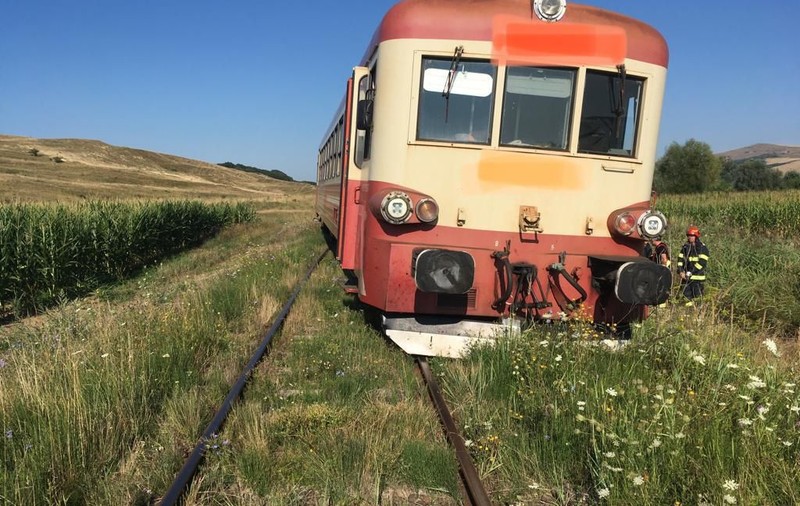 Un tren Regio fără pasageri a deraiat după ce a lovit o vacă, în Mureș