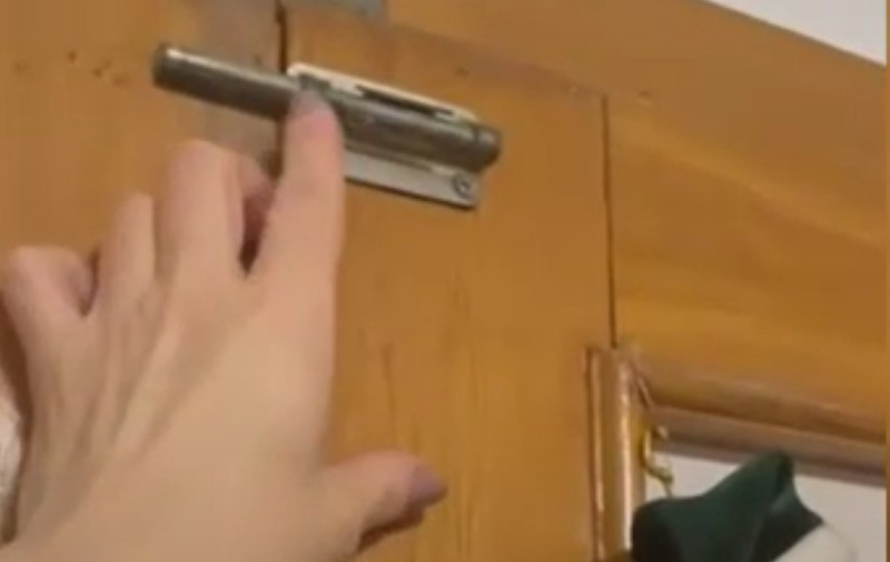 Copii cu dizabilități ținuți încuiați în camere în mai multe centre din Târgu Mureș. Unii au fost tratați cu medicamente expirate