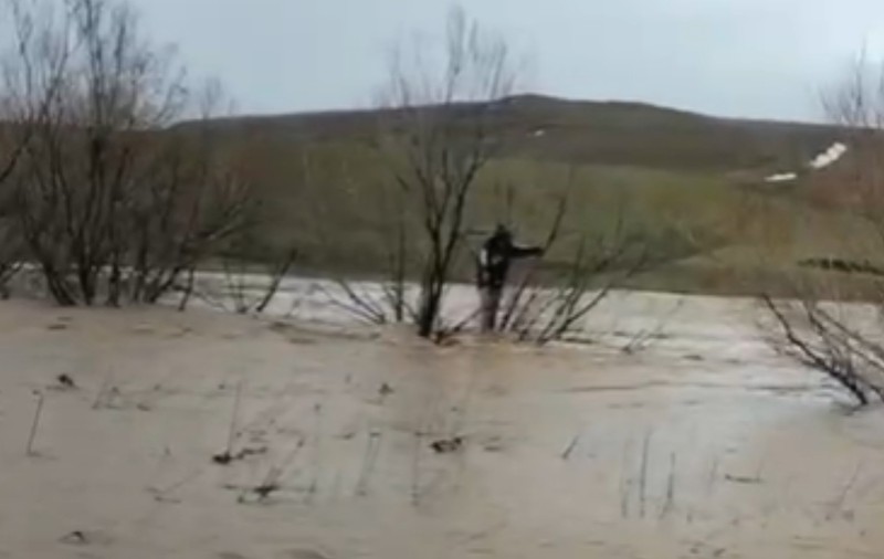 Un bărbat a încercat să traverseze un râu și a fost surprins de viitură, în Dolj. A fost nevoie de intervenția pompierilor