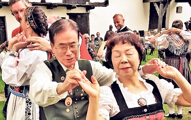 Japonezii predau în România dans... bavarez