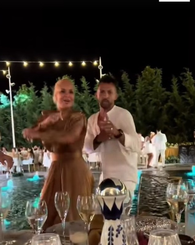 Vica Blochina nu a respectat dress code-ul la nunta Mariei Constantin. Nu s-a îmbrăcat în alb, dar s-a distrat pe muzica lui Adrian Minune