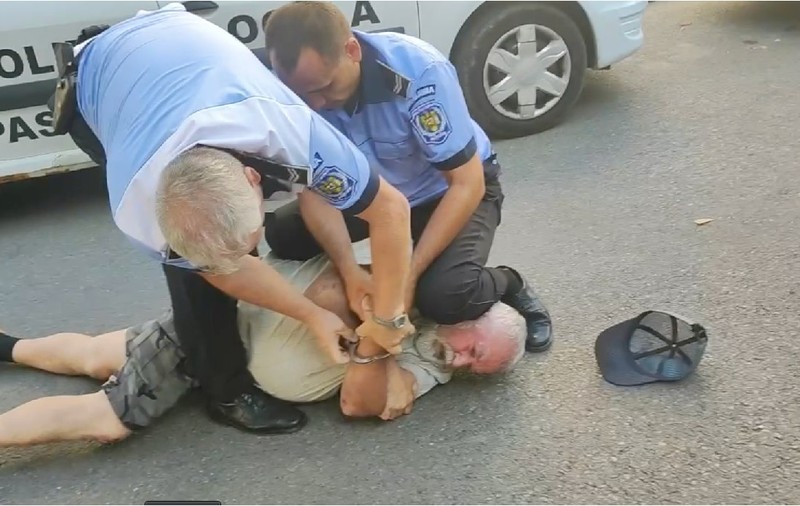 Pensionar din Pașcani călcat pe cap și încătușat de polițiștii locali pentru că nu a vrut să se legitimeze