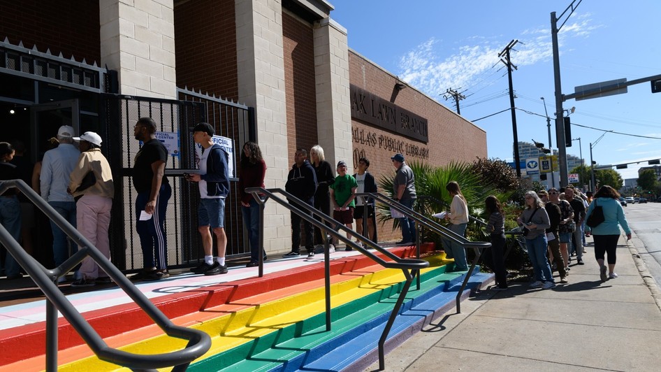 Oamenii stau la coadă la o secție de votare din Dallas Sursa foto: Profimedia