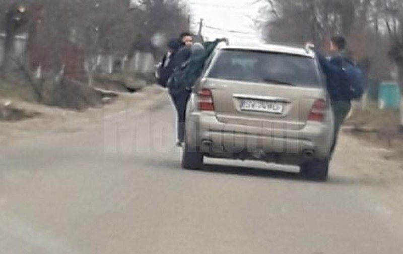 Copii din Suceava atârnați de mașină, plimbați de o șoferiță. Ce amendă a primit