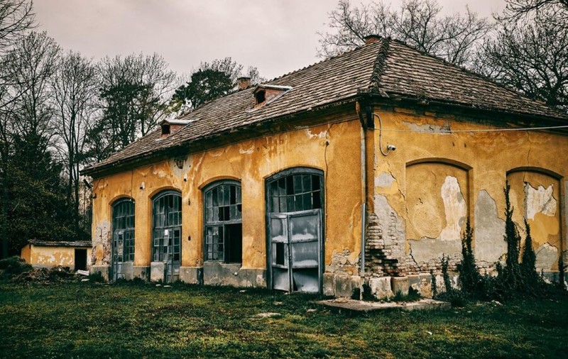 Doi români și cei opt copii ai lor au renovat o casă abandonată din Franța și s-au mutat în ea, apoi proprietarii au chemat poliția